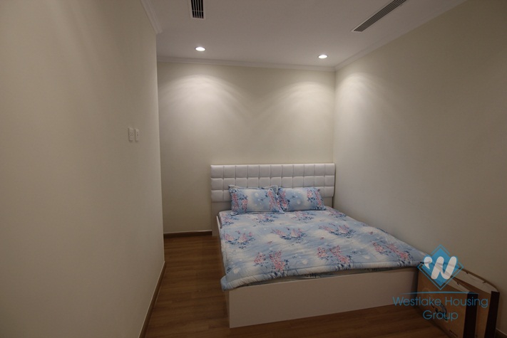 Beautiful and clean apartment for rent in Vinhomes Nguyen Chi Thanh, Dong Da, Ha Noi